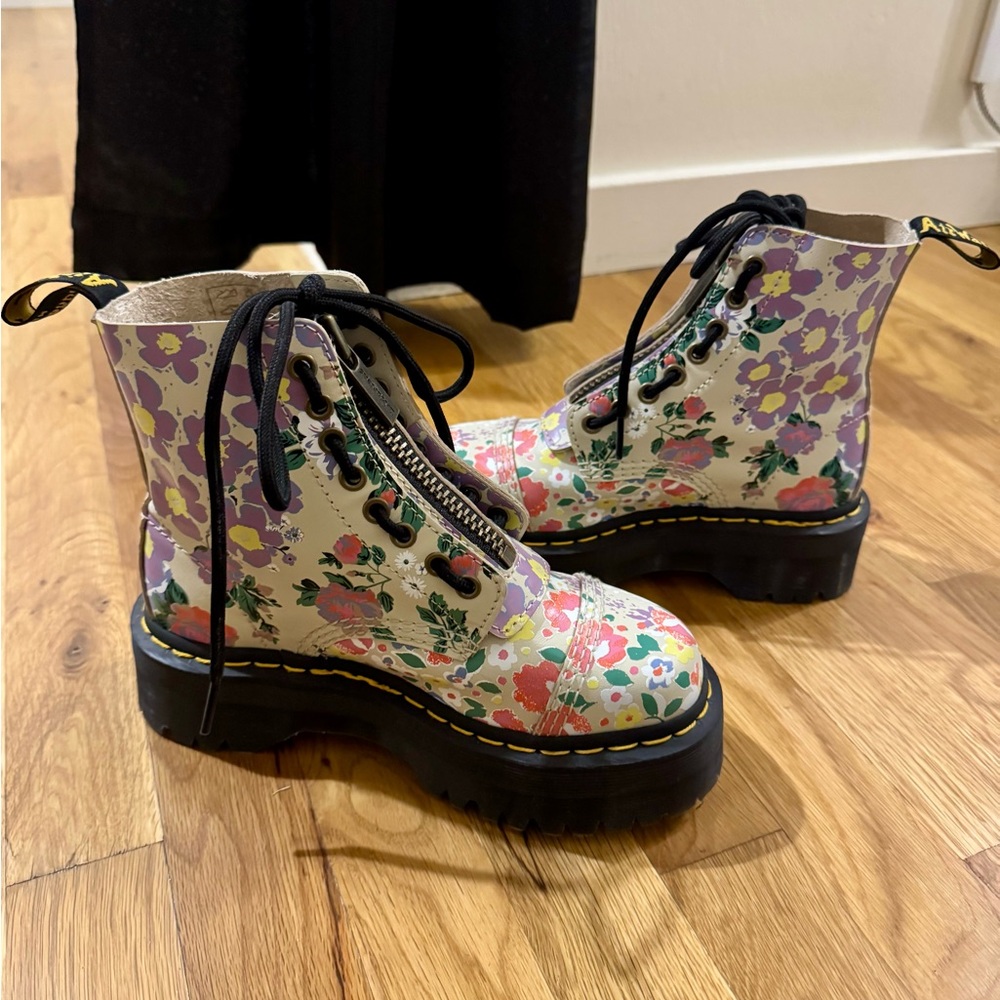 NWOT Rare Platform Floral Dr. Martens